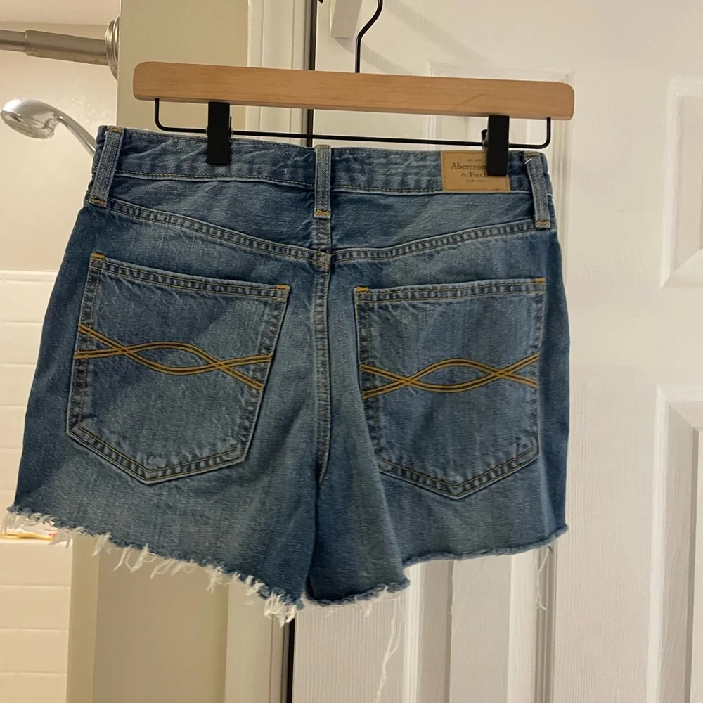 Abercrombie &Fitch Zoe Denim Distressed Women's Shorts with Red Stripe size 6/28 - Picture 2 of 3
